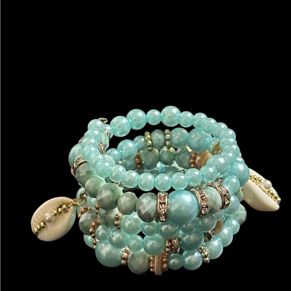 Turquoise Beaded Bracelet with Shell Accents - Picture 7 of 9